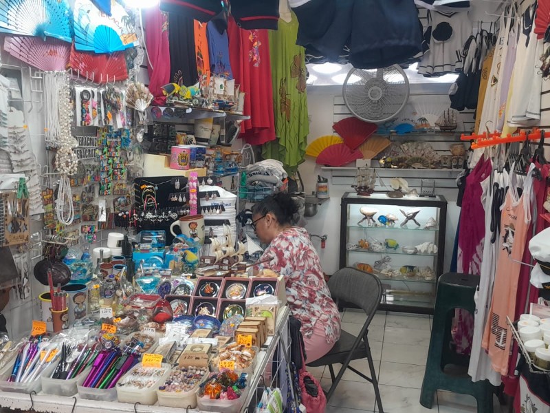 Competencia y ambulantes afectan ventas de Mercado de Artesanías en Veracruz