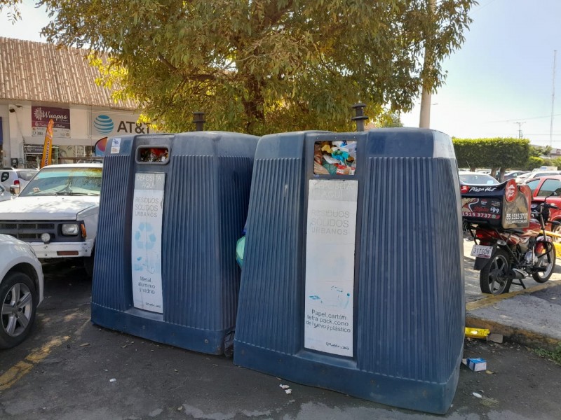 Completamente llenos contenedores de basura en Plaza San Pedro