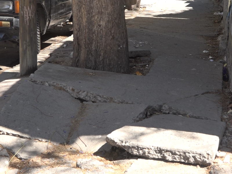 Complicado transitar por banqueta de calle Samaria, revelan vecinos