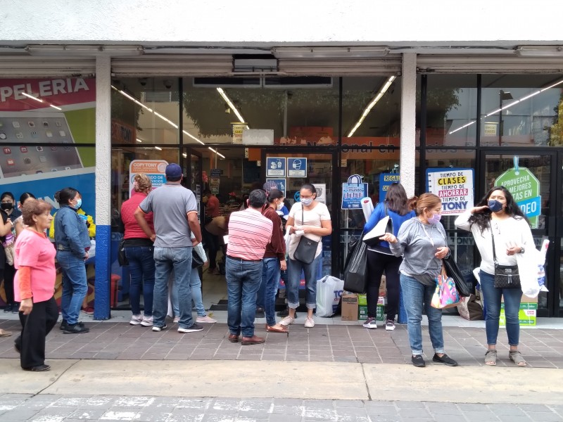 Compras con premura, abarrotan papelerías en centro de León