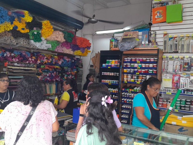 Compras de última hora de útiles escolares; precios elevados aseguran