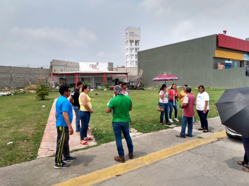 Comuna reclama áreas verdes; vecinos se inconforman