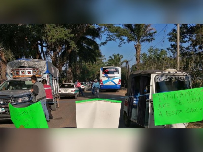 Comunero bloquean carretera; piden agua potable