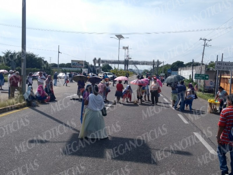 Comuneros bloquean arco de seguridad en Salina Cruz