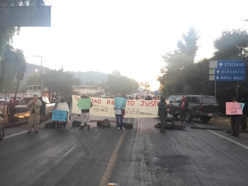 Comuneros bloquean carretera en Ciudad Hidalgo