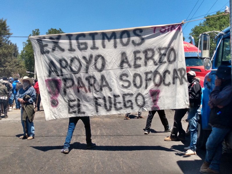 Comuneros bloquean carretera Jacona-Los Reyes, piden apoyo para sofocar incendio