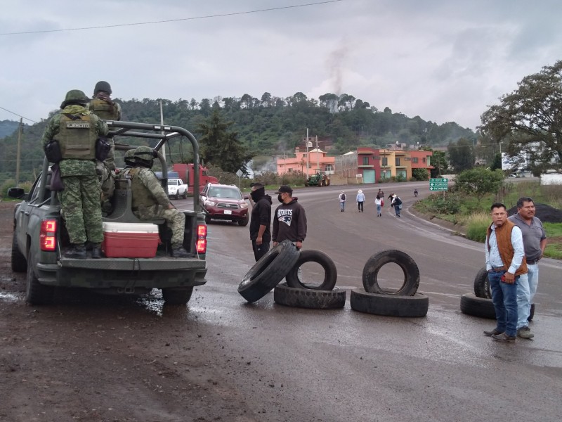Comuneros bloquean carretera Jacona-Los Reyes, piden armamento para los 