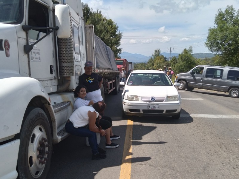 Comuneros bloquean carreteras, exigen autonomía y seguridad para las comunidades