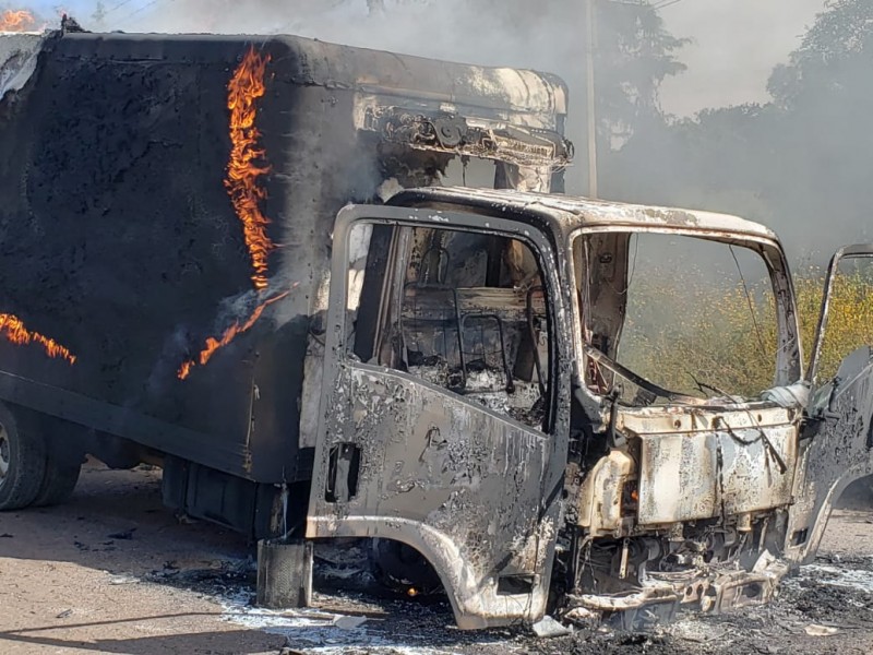 Comuneros cierran carretera y retienen vehículos en Tarecuato