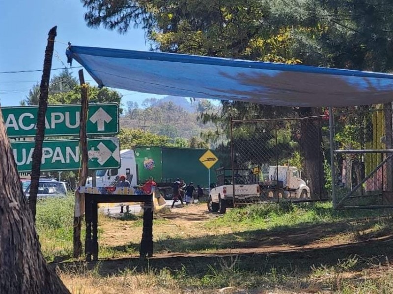 Comuneros de Chilchota bloquean carretera Carapan Zamora 