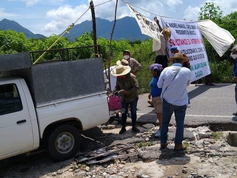 Comuneros de Jalapa del Marqués bloquean carretera panamericana