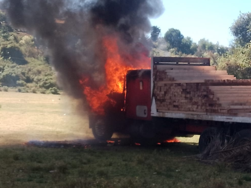 Comuneros de Ocuilan queman camión de talamontes