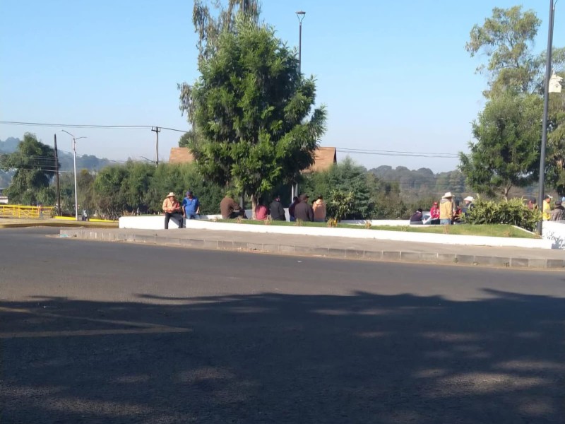 Comuneros de Opopeo exigen respeto a autogobierno y bloquean carreteras