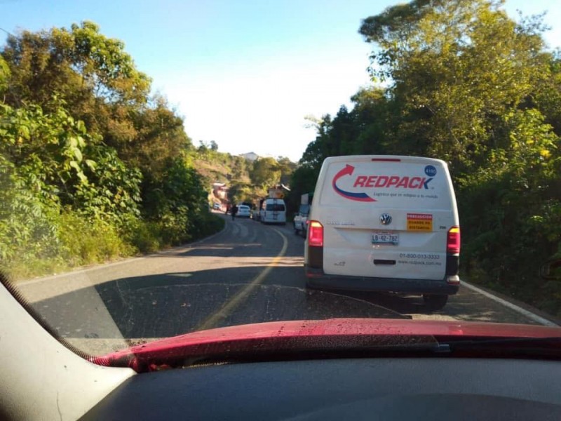 Comuneros de Oxchuc bloquean carreteras