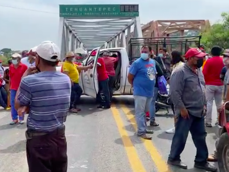 Comuneros de Santa Cruz Tagolaba bloquean la carretera en Tehuntepec
