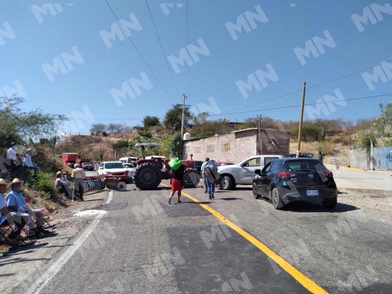 Comuneros de Tequisistlán realizan bloqueo carretero, demandan atención de autoridades