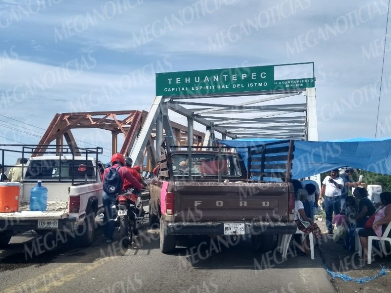 Comuneros del Barrio Lieza bloquean puente de fierro