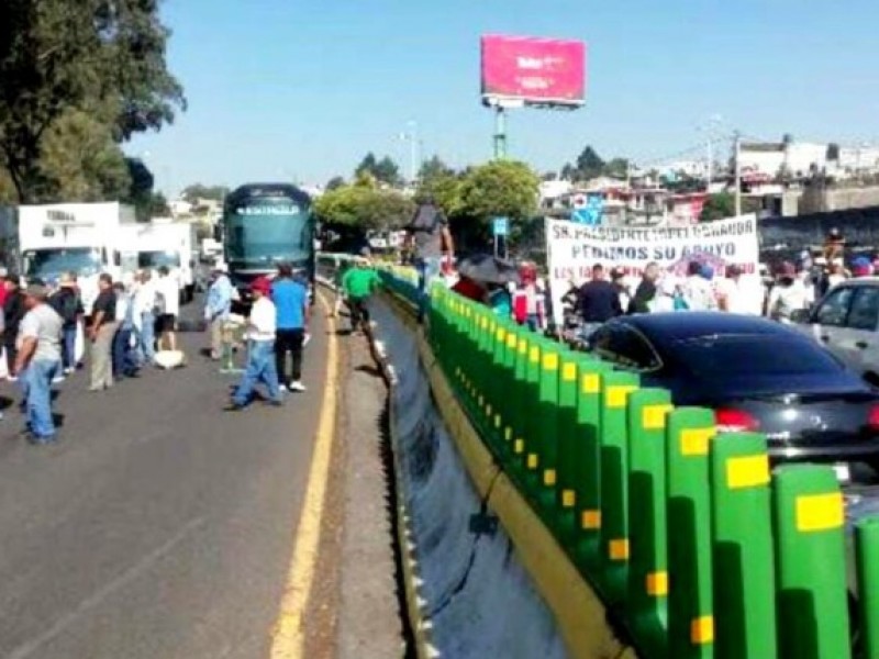 Comuneros mantienen cerradas la autopista y carretera federal México-Cuernavaca