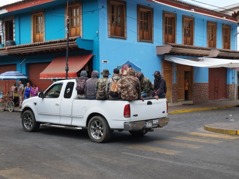 Comuneros realizan bloqueos carreteros, exigen alto a inseguridad en Michoacán