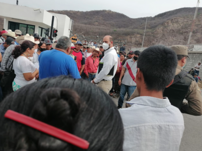 Comuneros se manifiestan en presa 