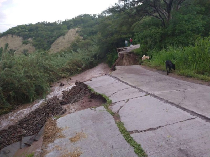 Comunidad El Rescoldo en Apozol quedó incomunicada tras caer puente