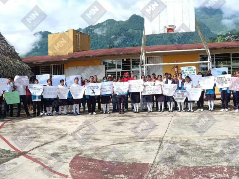 Sierra Negra: estudiantes no tienen maestros desde que inicio el ciclo escolar
