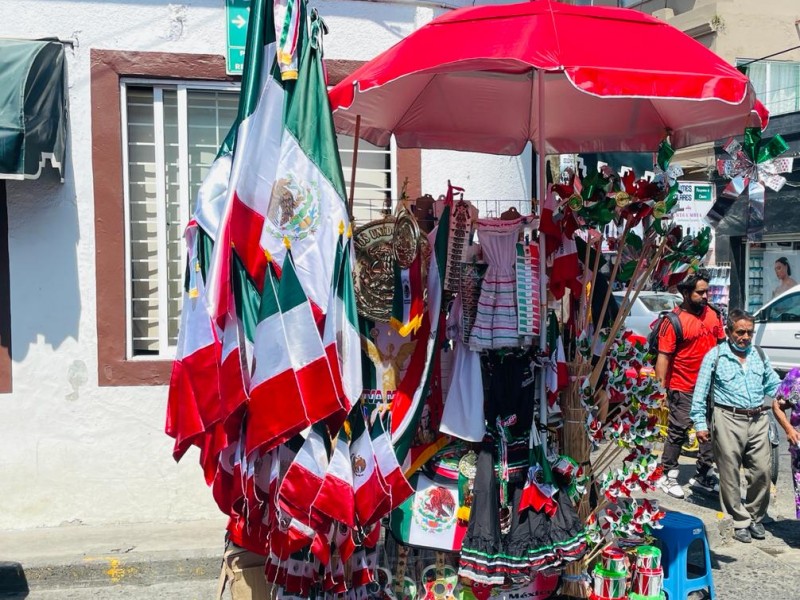 Comunidad escolar incrementa ventas de mercancía patria