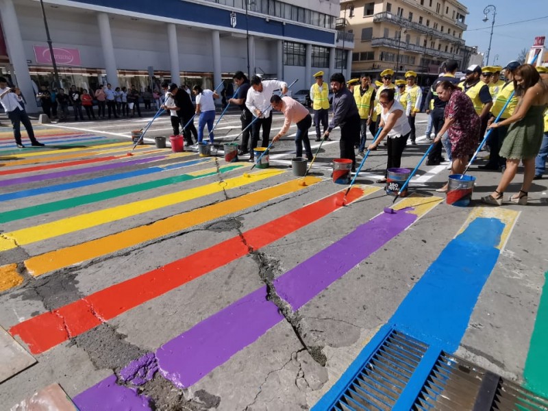 Comunidad LGBT busca pintar nuevamente paso peatonal