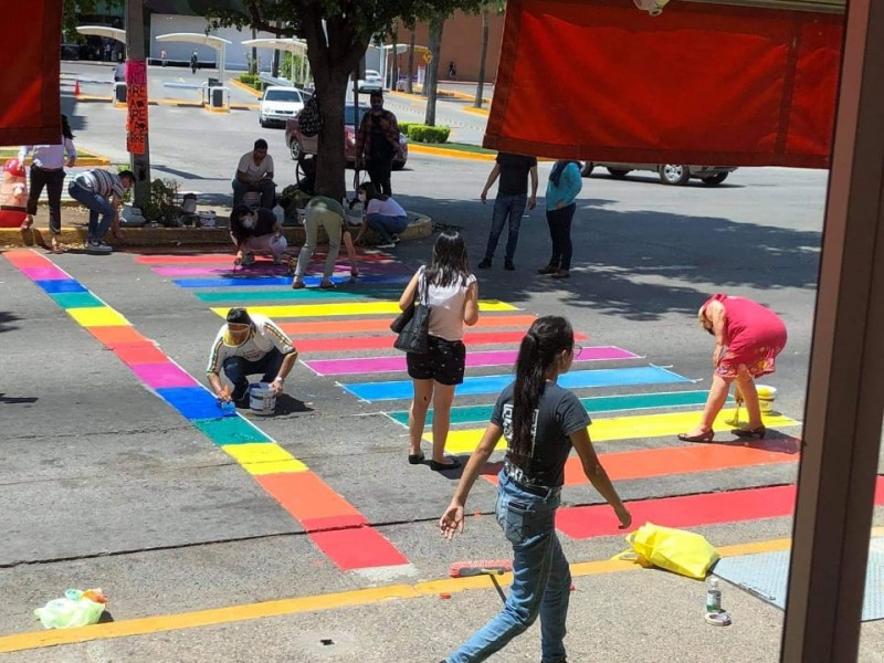 Comunidad LGBT pinta de arcoíris paso peatonal en Culiacán