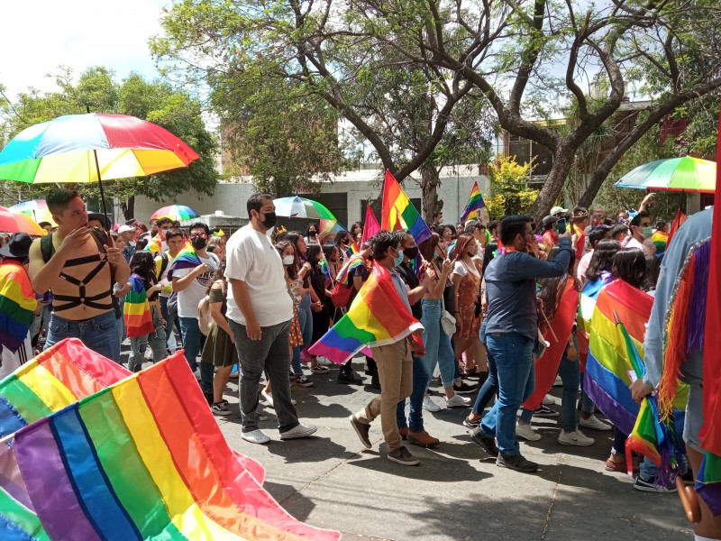 Comunidad LGBT toma las calles de Guadalajara.