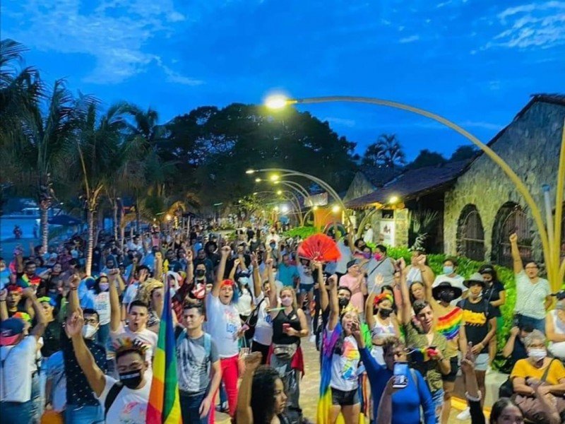 Comunidad LGBTI de Ixtapa-Zihuatanejo celebra ley de matrimonio igualitario