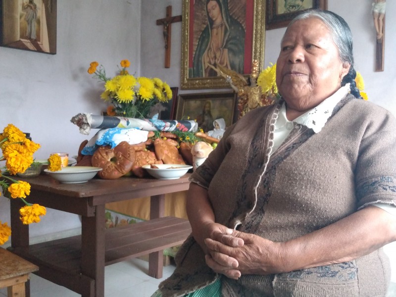 Comunidad Otomí coloca ofrendas a fieles difuntos en Toluca