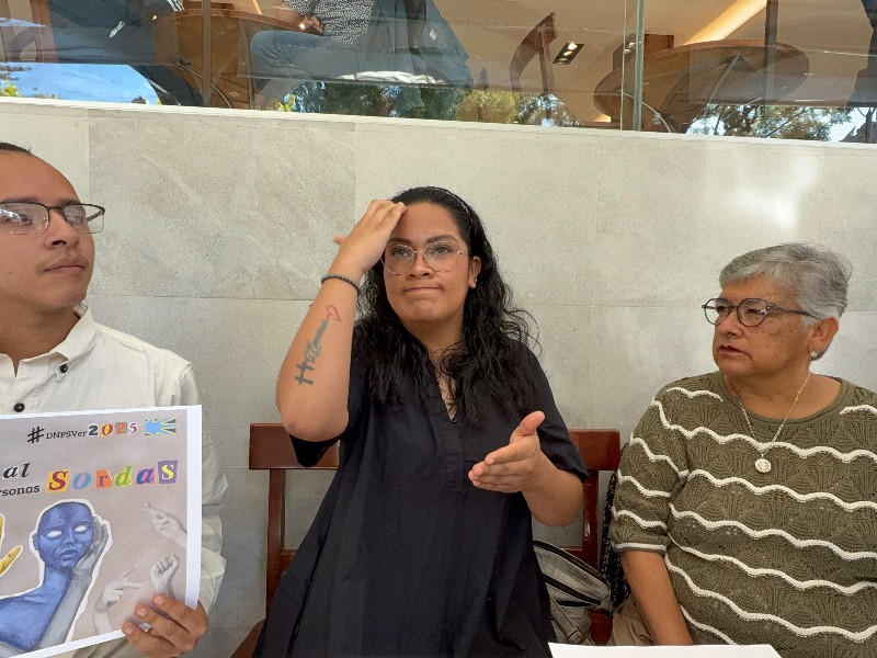 Comunidad sorda sufre de obstáculos y barreras