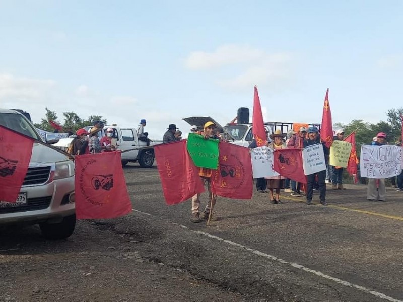 Comunidades indígenas bloquean carretera federal 190 Huajuapan-Oaxaca