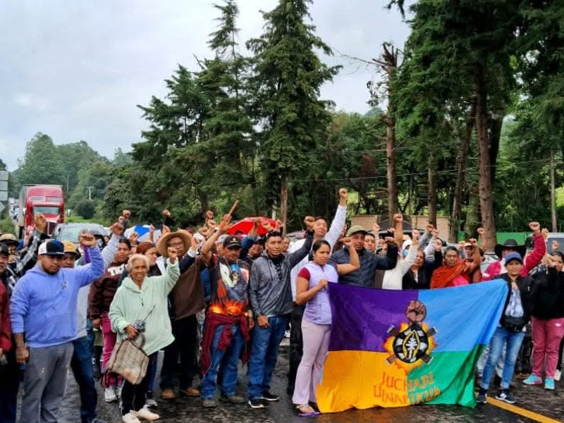 Comunidades indígenas bloquean carreteras