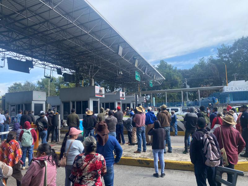 Comunidades indígenas bloquean tres autopistas en Michoacán