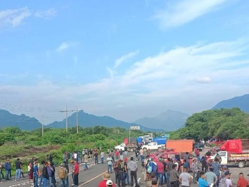 Comunidades Mixe-Zapotecas bloquean carreteras para exigir pavimentación de caminos y electricidad