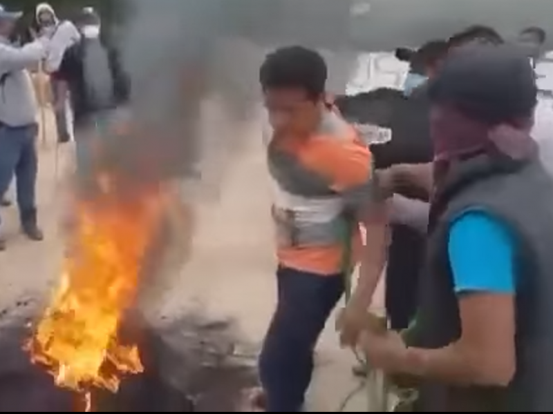 Comunidades Mixes radicalizan protestas; amenazan con quemar a tesorero municipal