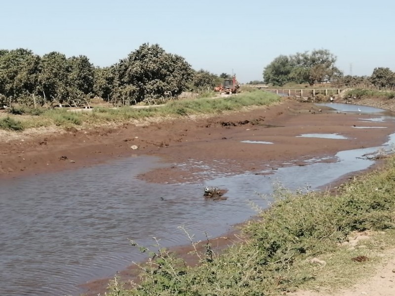 Comunidades se quedan sin agua por bajo volumen en canales