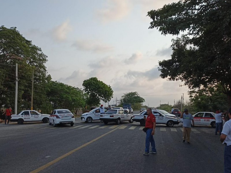 Con 3 bloqueos; transportistas exigen mantenimiento a carretera federal