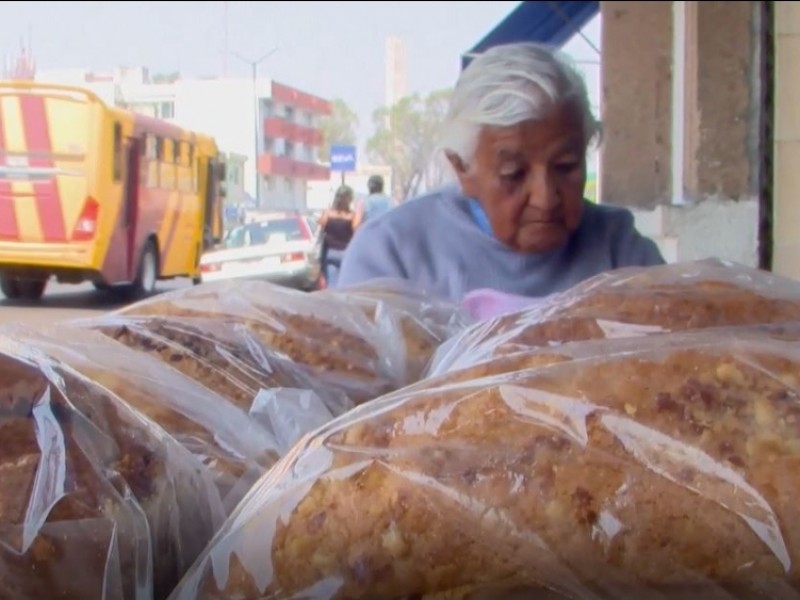 Con 87 años, Catalina sale a las calles a trabajar