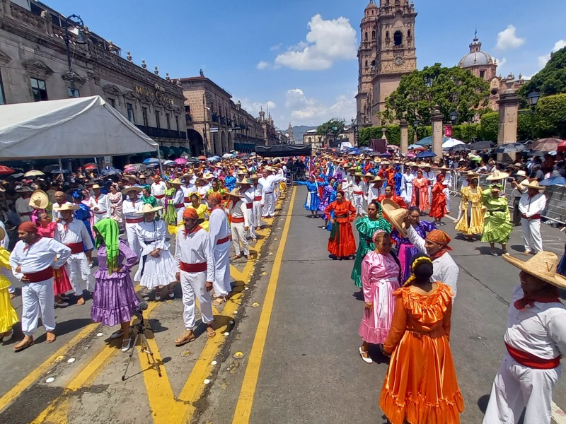 Con +900 bailarines, Michoacán rompe Record Guinness con Juan Colorado