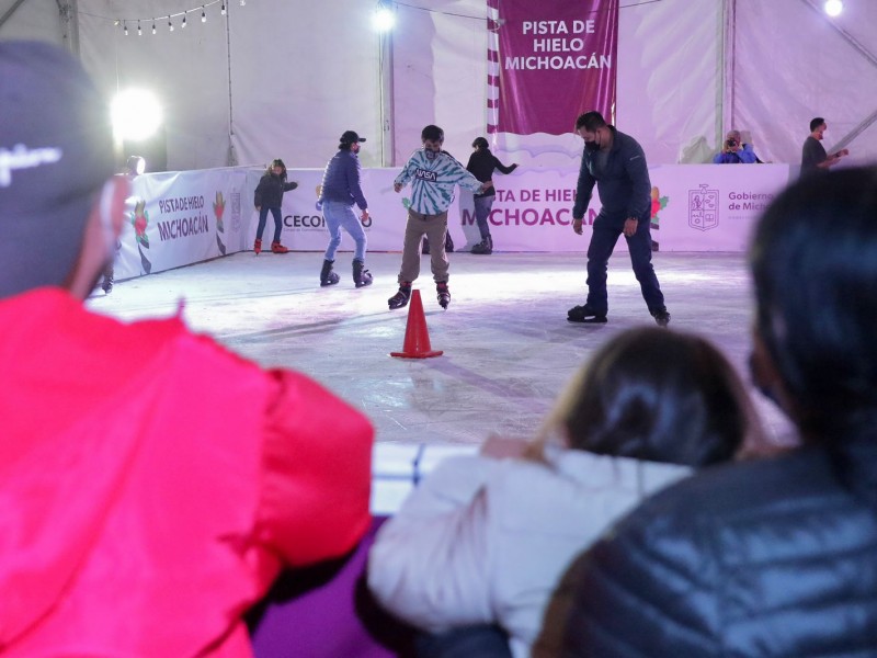 Con acceso gratuito, abre pista de hielo en Ceconexpo