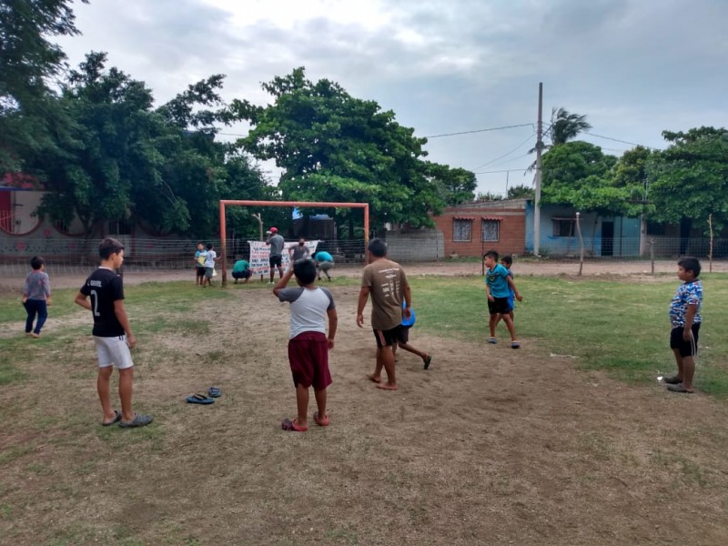 Con actividades deportivas buscan defender cancha de futbol