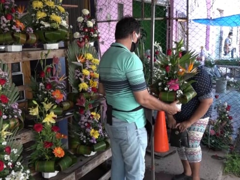 Con alegría celebran el 2 de noviembre en panteones del Puerto