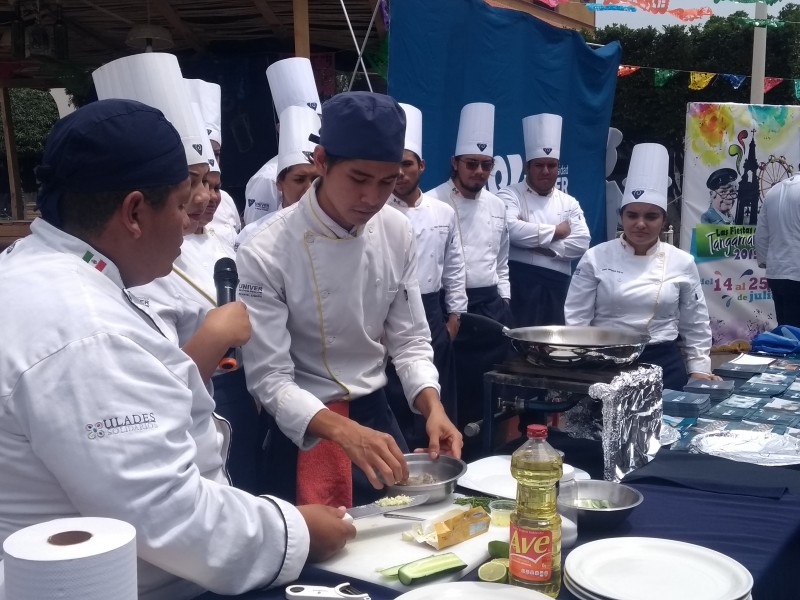 Con alimentos típicos, promueven turismo en Santiago Tangamandapio