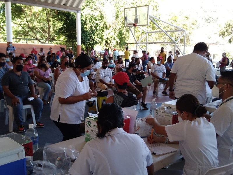 Con alta demanda se desarrolla vacunación a rezagados de Zihuatanejo