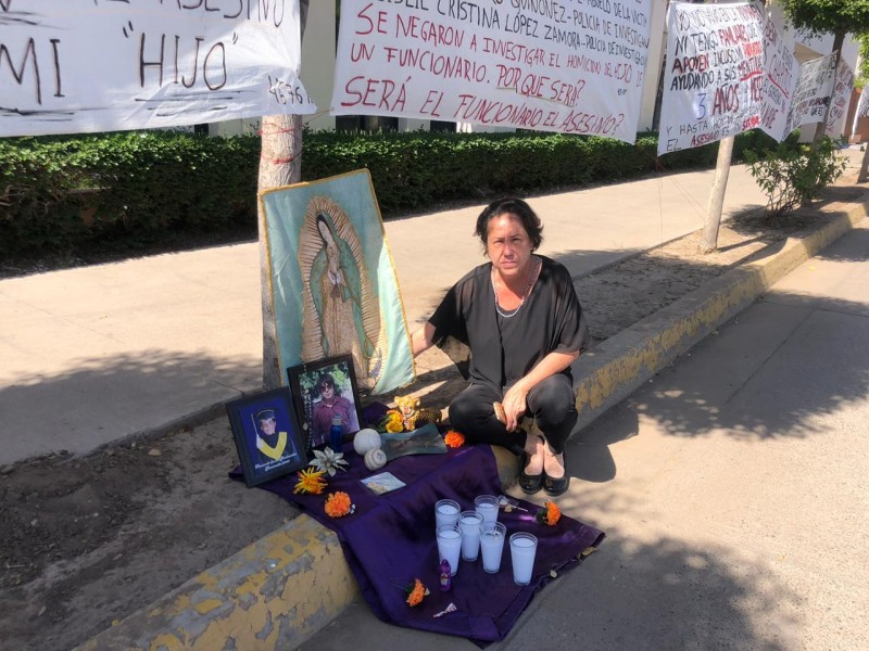 Con altar, madre exige justicia para su hijo en FGE