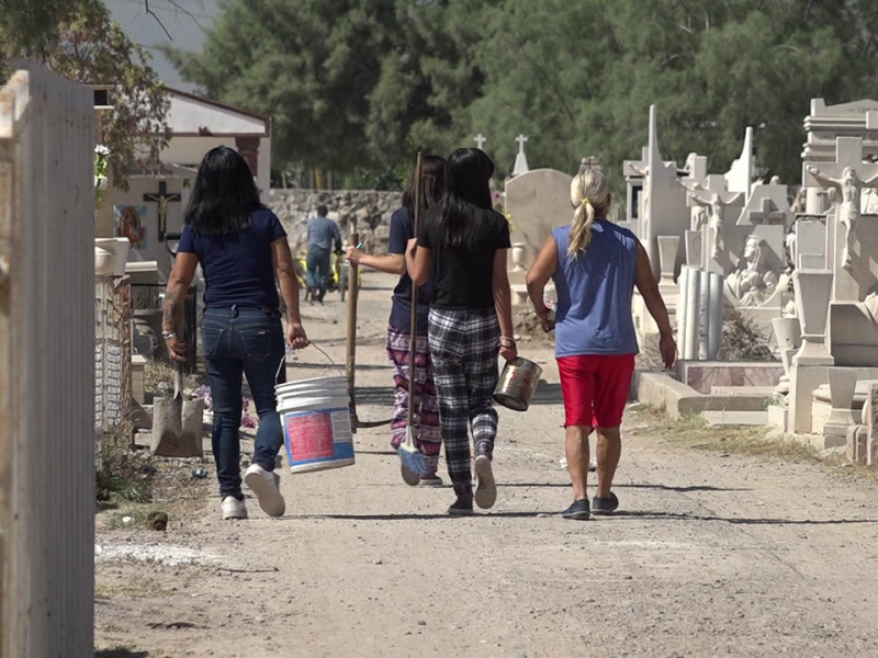 Con antelación familias visitan tumbas de sus muertos