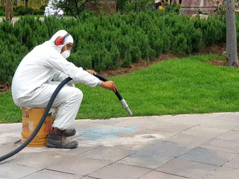 Con arena a presión retiran pintas de Plaza de Armas